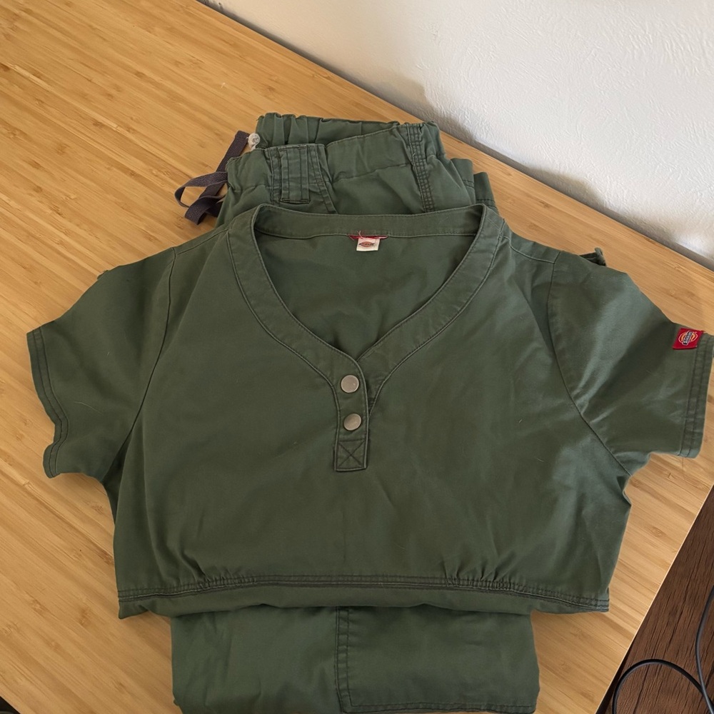 Dickies Green Scrub Top and Pants Set